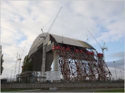 L'enceinte de confinement de Tchernobyl levée avec succès