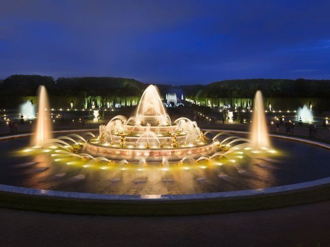 Les Grandes eaux nocturnes du château de Versailles éclairées avec maestria