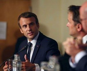 Emmanuel Macron teste ses annonces auprès des corps intermédiaires "indispensables"