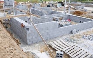 Construction : les mises en chantier poursuivent leur chute