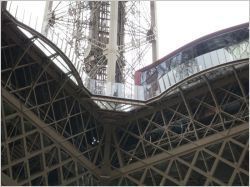 Tour Eiffel : un vertigineux balcon sur Paris inauguré au premier étage