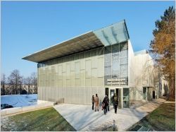 Une bibliothèque brille sur le "campus vert" de Versailles