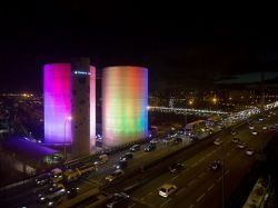 Des silos cimentiers colorés par une aurore boréale artificielle