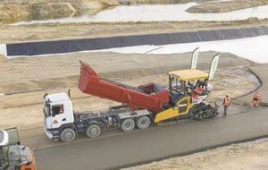 Lafarge teste le béton compacté au rouleau