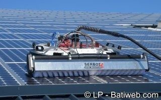 Les robots investissent le nettoyage de toitures photovoltaïques