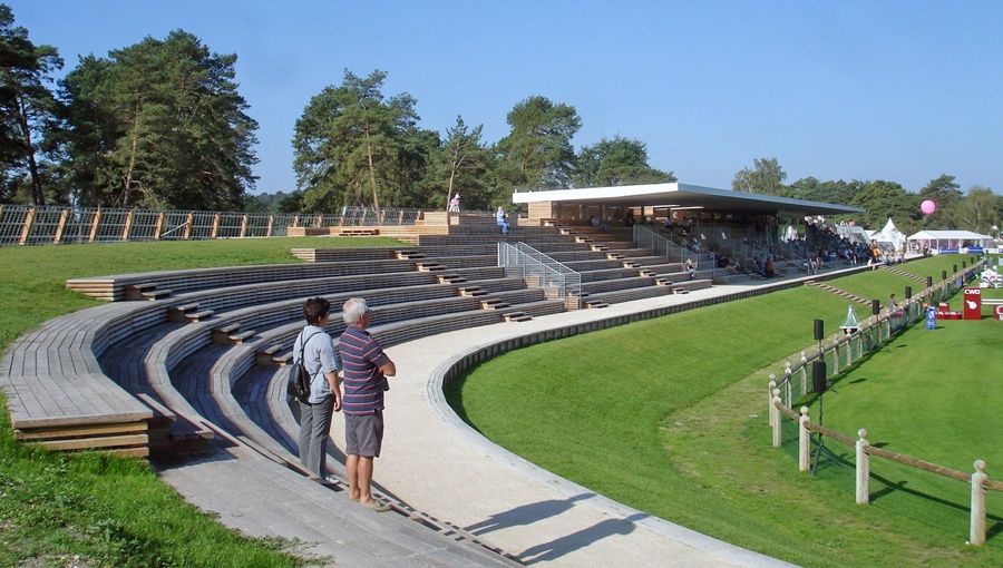 Un parc équestre où se chevauchent architecture et paysage