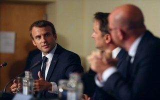 Emmanuel Macron demande aux propriétaires de baisser les loyers