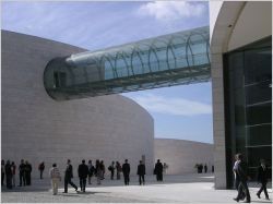 Une passerelle de verre pour un centre biomédicale portugais