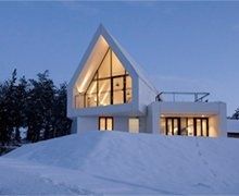 HI-MACS habille en Alpine White une maison de la façade au toit