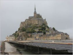 Mont-Saint-Michel : le pont passerelle s'habille de chêne et de béton