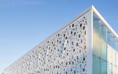 (Diaporama) Brise-soleil en Corian sur une façade vitrée