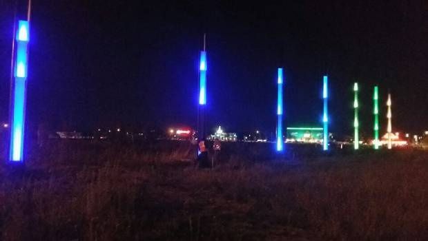 Des mâts lumineux en béton éclairent la route à Buchelay