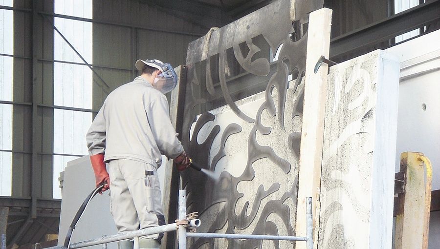 Un motif en béton sablé habille une façade