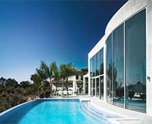 Tony Murphy & Kawneer : un havre de paix avec vue panoramique sur la mer de Marbella