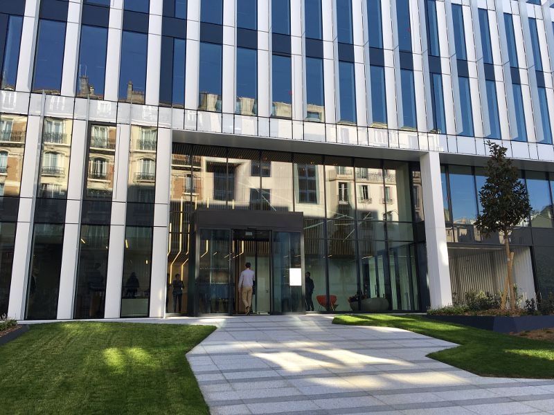 La façade épurée du Thaïs s'affirme à Levallois-Perret