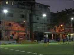 Un terrain de football brésilien éclairé par les joueurs !