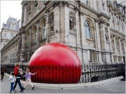 Une boule rouge géante à l'assaut de Paris