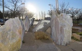 Blocs de calcaire et gravillons pour le Jardin des inclinaisons à Marseille