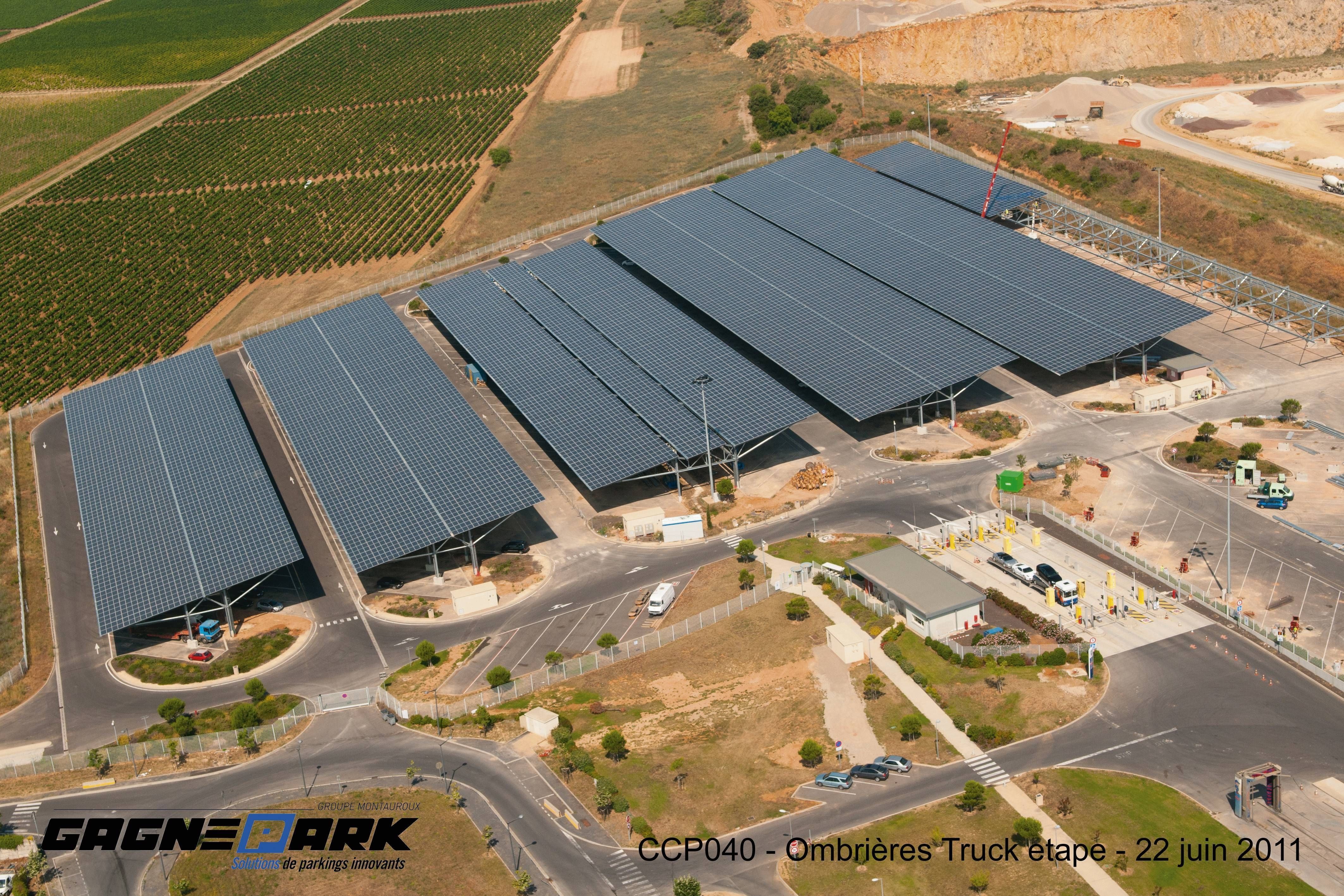 Construction express d'une ombrière photovoltaïque