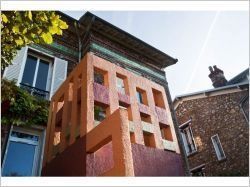 Un escalier ajouré prolonge l'espace de vie d'une maison en meulière