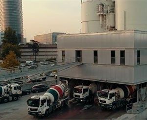 Paris - Quai de Seine : l'une des plus grosses centrales à bétons prêts à l'emploi de France