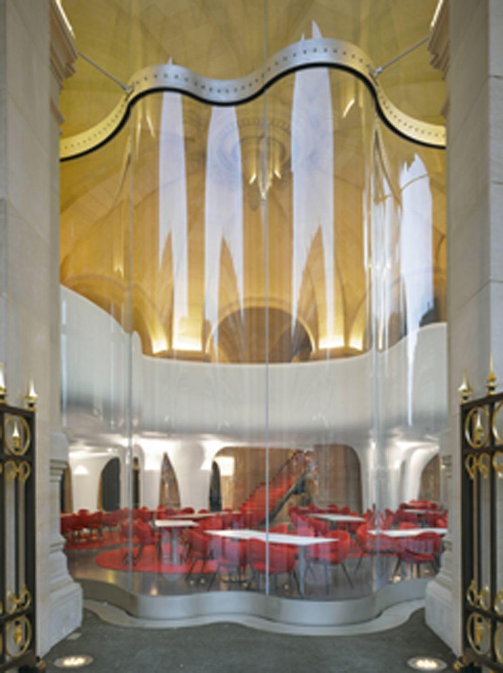 Dialogue de courbes en verre et staff pour la brasserie de l'Opéra Garnier