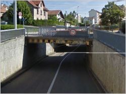 Un pont à Besançon transformé en guillotine !