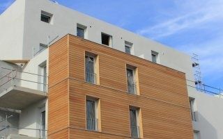 Façade bois vs façade ciment, laquelle émet le moins de CO2 ?