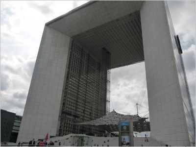 A La Défense, la Grande Arche troque son marbre contre du granit