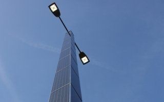 Le premier pylône d'éclairage indépendant à énergie solaire