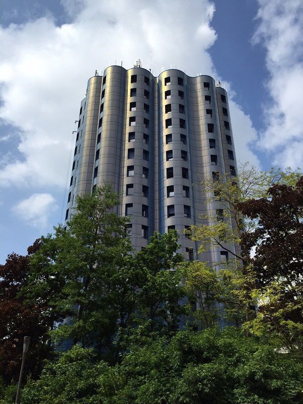 La tour Bleue de Cergy adopte une teinte irisée