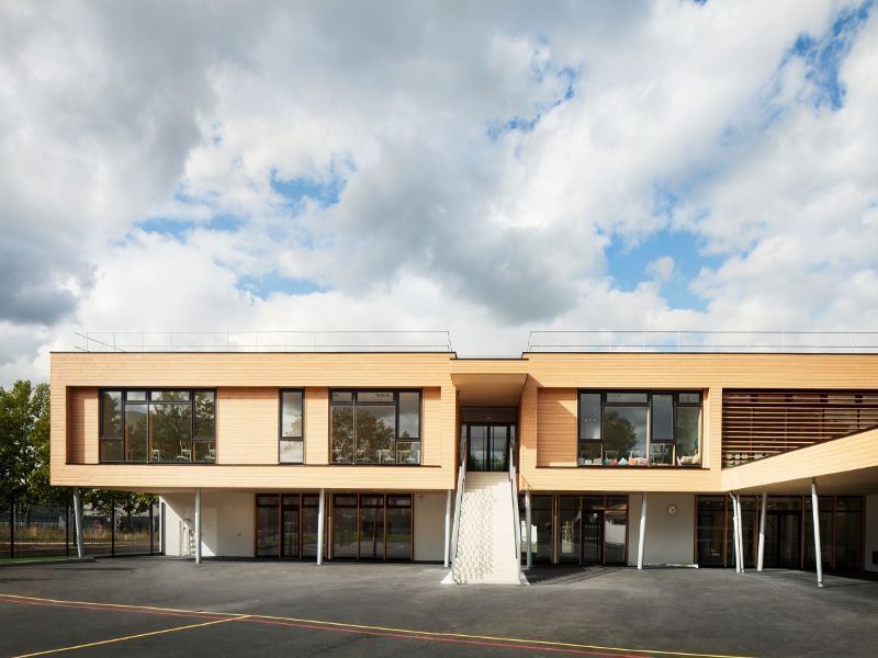 Façade bois et socle béton pour le groupe scolaire Caroline Aigle