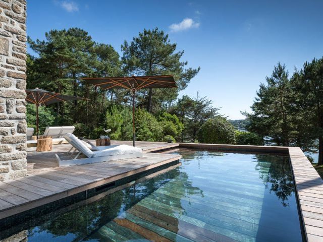 Une piscine à fond mobile pour une terrasse optimisée