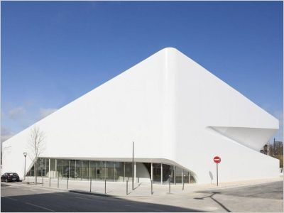 Un gymnase déploie ses voiles de béton à Massy