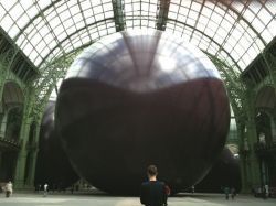 Le Leviathan d'Anish Kapoor investit le Grand Palais (diaporama)