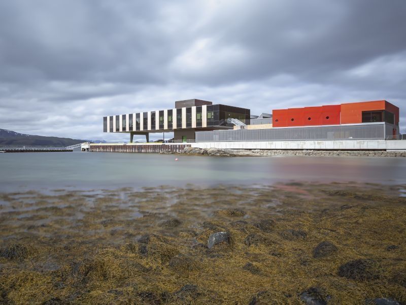 Une aire industrielle colorée et discrète, en Norvège