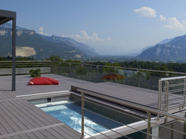 Une piscine spa transparente édifiée à flanc de montagne