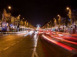 Paris s'apprêterait à construire des pistes cyclables sur les Champs-Elysées