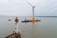 Sur sa bouée en béton, la première éolienne flottante française s'ancre en mer