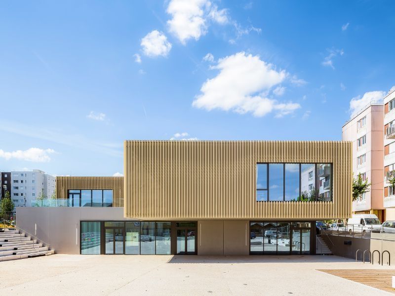 Béton brut et lames de métal pour un bâtiment pluriel à Nemours