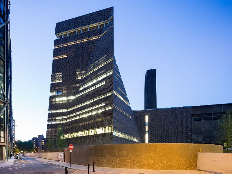 La Tate Modern, un bâtiment pyramidal conçu par le duo Herzog & De Meuron