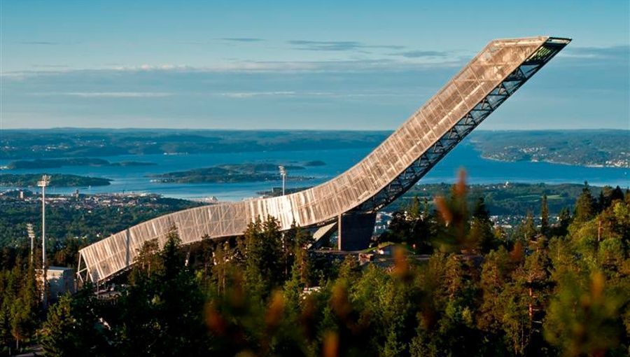 Un tremplin de saut à ski ondulé à Oslo