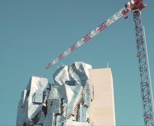 Prenons de la hauteur sur la grue du chantier de LUMA Arles