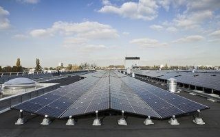 12 000 m2 de panneaux photovoltaïques déployés sur la toiture d'un réservoir d'eau francilien