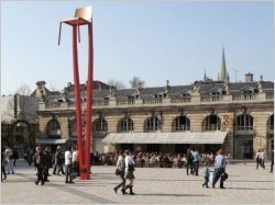 Une chaise de 10 mètres de haut en plein coeur de Nancy