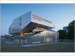 Un centre social aux allures de vaisseau spatial à Lille (diaporama)