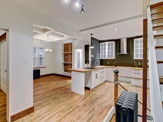 Au Québec, une maison à double visage : extérieur brique et intérieur bois
