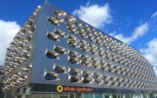 Quai Ouest, un bâtiment avant-gardiste enveloppé d'inox