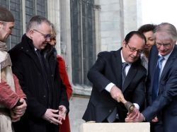 François Hollande lance la  reconstruction de la flèche de Saint-Denis