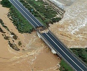 Deux mois après Gênes, de fortes pluies provoquent l'effondrement partiel d'un autre pont en Italie